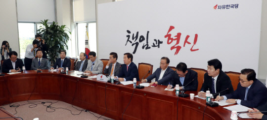 김성태 자유한국당 원내대표가 12일 국회에서 열린 원내대책회의에서 발언하고 있다. 연합뉴스
